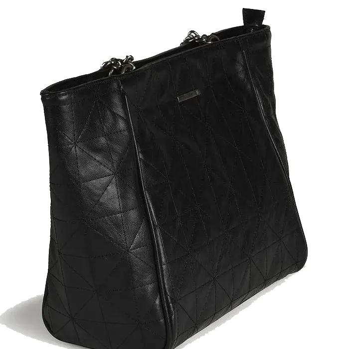Bolsa WJ 46083 preta vista lateral com formato trapezoidal e alças metálicas